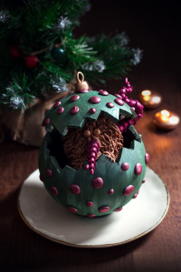 La boule de Noël - Moulage en chocolat avec un petit monstre en chocolat à l'intérieur 
Chocolate christmas tree bulb !
©Photographie et stylisme culinaire Qui a volé les tartes ?