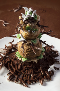 L'épouvanchou - Religieuse au caramel beurre salé 
©Photographie et stylisme culinaire Qui a volé les tartes ?
