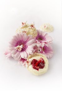 Nid de printemps - Nid chocolat blanc, ganache montée chocolat blanc et fraises 
©Photographie et stylisme culinaire Qui a volé les tartes ?