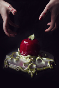 Pomme empoisonée de blanche-neige - Molly Cake aux pommes et chocolat blanc
©Photographie et stylisme culinaire Qui a volé les tartes ?