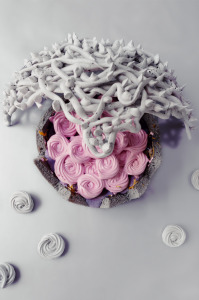 Charlotte sans gluten aux fleurs et à la mûre et sa haie d'épines en meringue 
© Création - Qui a volé les tartes
© Stylisme - La Châteleine