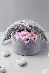 Charlotte sans gluten aux fleurs et à la mûre et sa haie d'épines en meringue 
© Création - Qui a volé les tartes
© Stylisme - La Châteleine