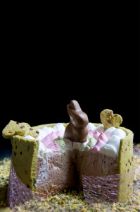 Charlotte au chocolat Lindor et ses mousses lait/pistache/framboise 
© Création - Qui a volé les tartes
© Stylisme - La Châteleine