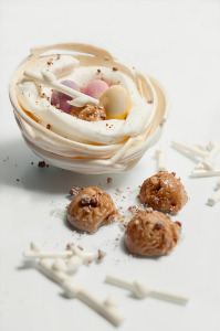 Nid de meringue, mousse de lait, glace au chocolat et mini oeuf en chocolat
© Création - Qui a volé les tartes
© Stylisme - La Châteleine
