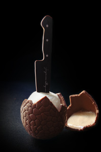 Oeufs à la neige sur sa crème anglaise vanillée dans sa coquille de chocolat 
© Création - Qui a volé les tartes
© Stylisme - La Châteleine