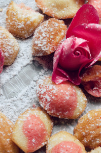 Madeleines bicolores sans gluten à la rose 
©Photographie et stylisme culinaire Qui a volé les tartes ?