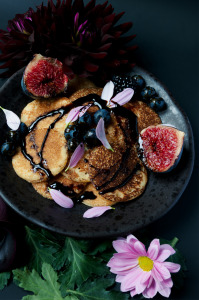 Pancakes sans gluten au sirop de sucre noir 
©Photographie et stylisme culinaire Qui a volé les tartes ?