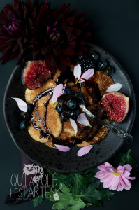 Pancakes sans gluten au sirop de sucre noir 
©Photographie et stylisme culinaire Qui a volé les tartes ?