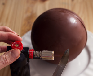 La boule de Noël - Moulage en chocolat avec un petit monstre en chocolat à l'intérieur 
Chocolate christmas tree bulb !
©Photographie et stylisme culinaire Qui a volé les tartes ?